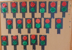 Praca plastyczna sygnalizator - wyklejana czerwoną i zieloną bibułą.
